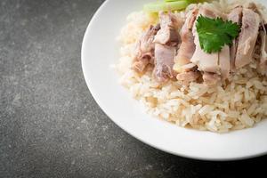 riso al pollo hainanese o riso al vapore con pollo foto