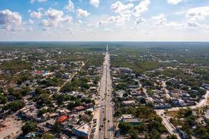 veduta aerea della città di Tulum dall'alto. piccolo villaggio messicano. foto