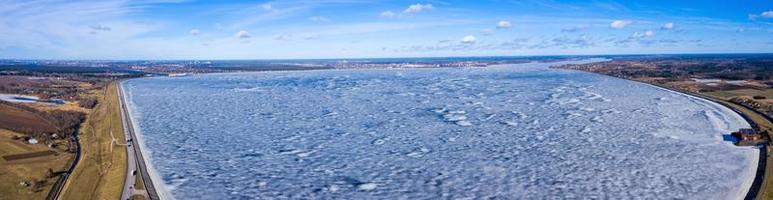 vista aerea panoramica della diga invernale vicino alla centrale idroelettrica. foto