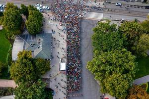 vista aerea sulla folla di persone che sta iniziando la corsa foto