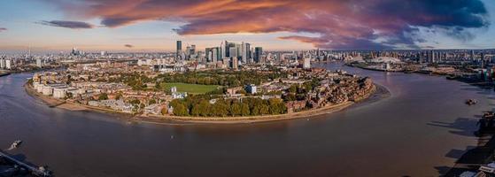 Vista panoramica aerea del quartiere degli affari di Canary Wharf a Londra, Regno Unito.