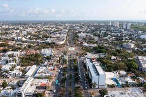 strada trafficata con piccoli edifici vicino alla spiaggia di cancun foto