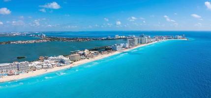 veduta aerea della spiaggia di punta norte, cancun, messico. foto