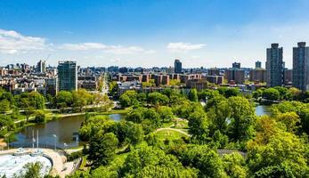 veduta aerea del parco centrale a manhattan, new york. enorme bellissimo parco è circondato da grattacieli foto