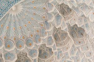 soffitto semicircolare scolpito con antico ornamento asiatico. i dettagli dell'architettura dell'Asia centrale medievale foto