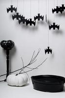 halloween con pipistrelli neri e zucche su sfondo bianco foto