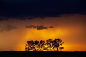 prateria nuvole temporalesche tramonto foto