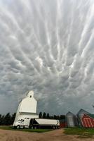 prateria nuvole temporalesche mammatus foto