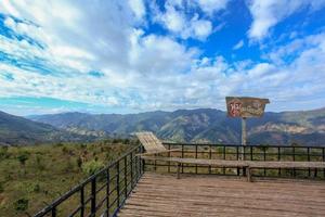 il segno al punto di vista di ban piang so, distretto di bo kluea, provincia di nan, tailandia, dietro c'è una vista sulle montagne. foto