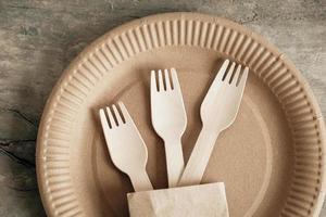 forchette e piatti di legno su fondo di legno foto