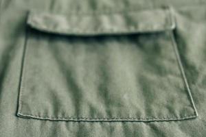 primo piano della tasca su una giacca verde invernale foto