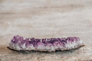 cristallo ametista viola su fondo di legno foto
