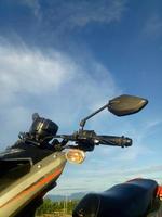 fotografia di un modello di motocicletta automatica su sfondo blu cielo foto