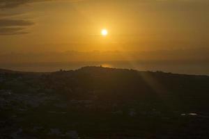 tramonto sulla famosa città blu e bianca di oia, santorini foto