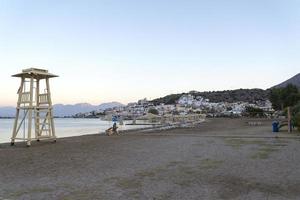 torre di salvataggio sulla spiaggia vicino alla città. foto