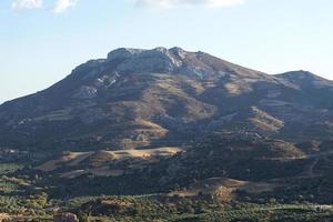 colline con cespugli in una giornata di sole. foto