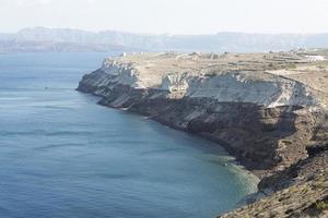 ampio paesaggio che domina l'isola di santorini, in grecia foto