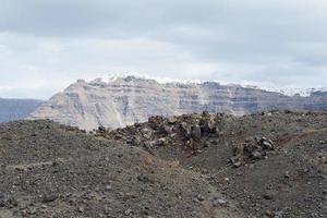 strada rocciosa esotica fino al cratere del vulcano. il vulcano si trova nella famosa caldera di santorini. foto