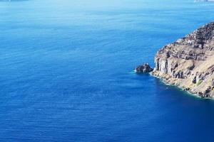 ampio paesaggio che domina l'isola di santorini, in grecia foto