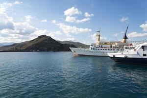 il vecchio porto nel villaggio di pescatori sull'isola di creta, in grecia. foto