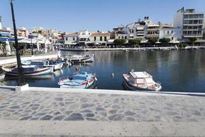 stazione dei battelli nella città di chania in una giornata di sole. foto