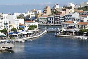 stazione dei battelli nella città di chania in una giornata di sole. foto