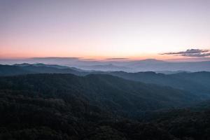 sera vista montagna tramonto e crepuscolo viola foto