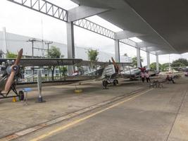 museo dell'aeronautica reale tailandese bangkokthailand18 agosto 2018 l'esterno dell'aereo ha molti grandi velivoli. per imparare più da vicino. il 18 agosto 2018 in thailandia. foto