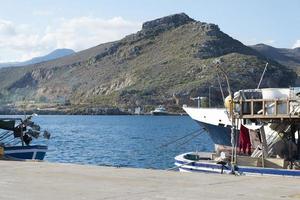 il vecchio porto nel villaggio di pescatori sull'isola di creta, in grecia. foto