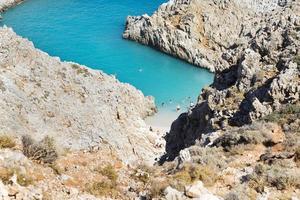 le onde che si infrangono su una spiaggia sassosa, formando uno spruzzo. onde e schizzi sulla spiaggia. onde che si infrangono sugli scogli. foto