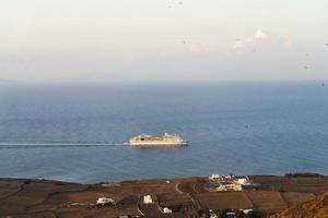 la nave sta costeggiando la riva a santorini. foto