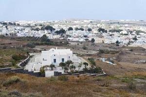 casa in vista dall'alto del campo. l'isola di santorini. foto