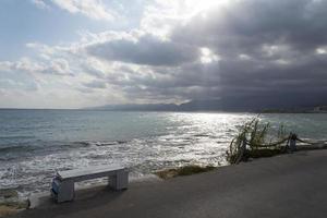 vista mare dalla panchina. foto