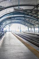 treno metro stazione makkasan aeroporto collegamento ferroviario bangkok thailandia. foto