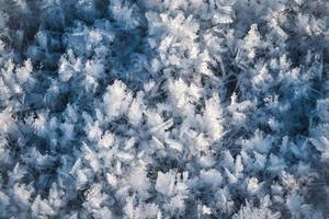 pezzi di neve taglienti sulla superficie del ghiaccio foto