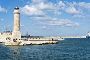 faro di rethymno, in grecia, in una giornata di sole. foto