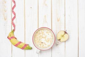 dieta alimentare per un'alimentazione sana su fondo di legno bianco foto