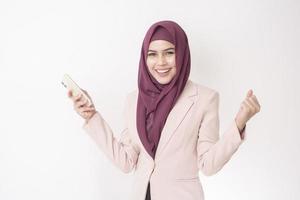 bella donna d'affari con ritratto hijab su sfondo bianco