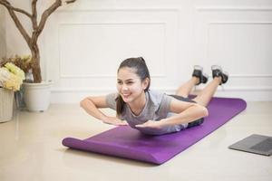esercizio di fitness donna in casa foto