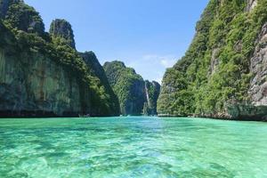 bella vista del paesaggio della spiaggia tropicale, del mare color smeraldo e della sabbia bianca contro il cielo blu, baia di maya nell'isola di phi phi, tailandia foto