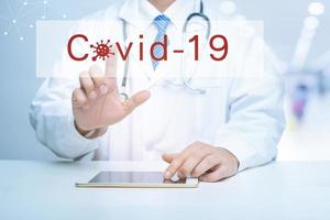 il primo piano del medico mostra i dati di analisi medica del concetto di tecnologia medica del vaccino contro il coronavirus covid19
