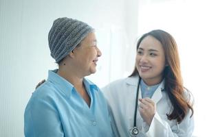 donna malata di cancro che indossa una sciarpa per la testa dopo aver consultato la chemioterapia e visitando il medico in ospedale. foto