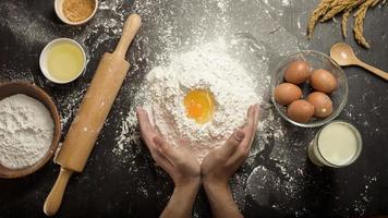 un uomo sta cuocendo una pasticceria fatta in casa foto