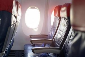 cabina dell'aeromobile con file di sedili passeggeri vuoti. foto