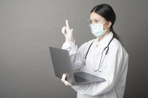 il medico della donna sta usando il computer portatile foto