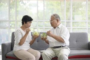 una coppia di anziani sta mangiando cibo sano, concetto di assistenza sanitaria dei nonni.