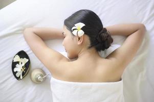 una bella donna si sta rilassando e si sta facendo massaggi nel concetto di spa resort, massaggi e trattamenti di bellezza.