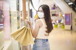 ritratto di bella donna indossa una maschera nel centro commerciale foto