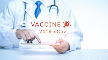 il primo piano del medico mostra i dati di analisi medica del concetto di tecnologia medica del vaccino contro il coronavirus covid19