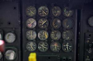 primo piano del vecchio pannello di controllo della cabina di pilotaggio dell'aeroplano vintage foto